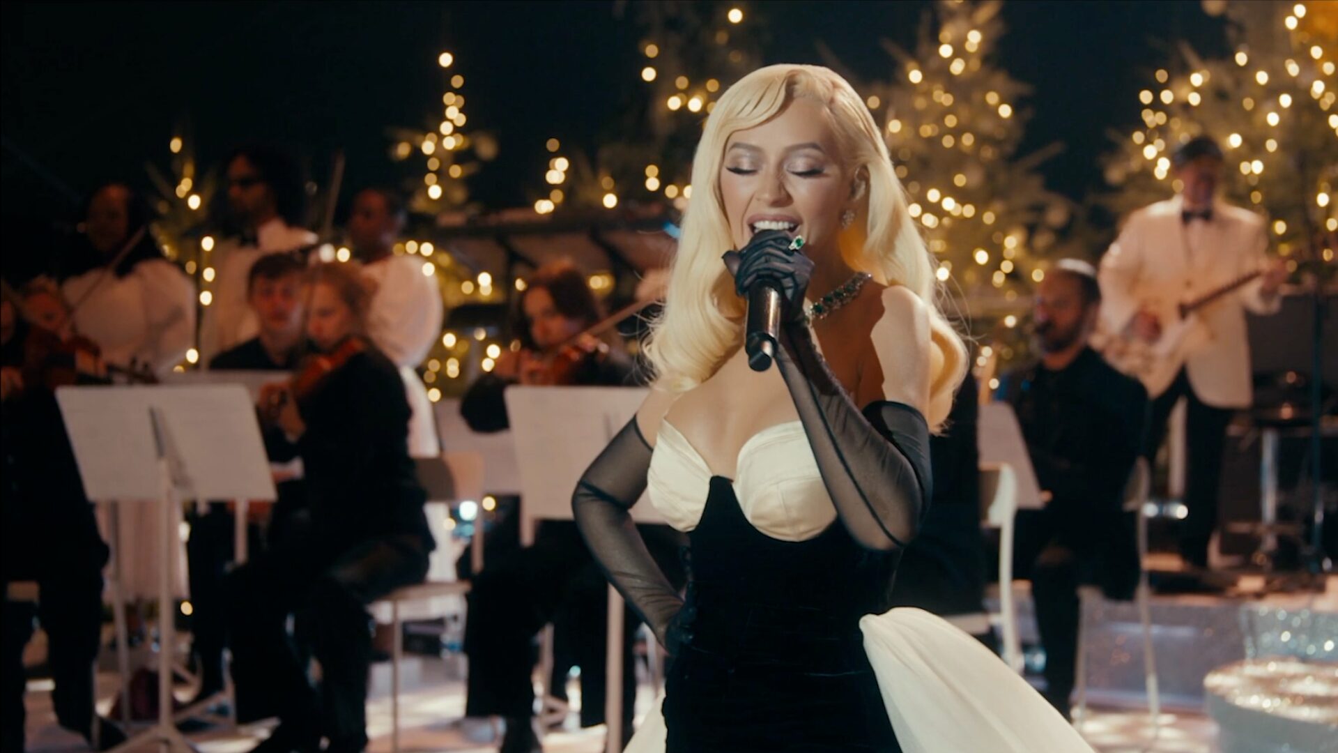 Christina Aguilera à Paris Tour Eiffel avec la chorale Voice2gether