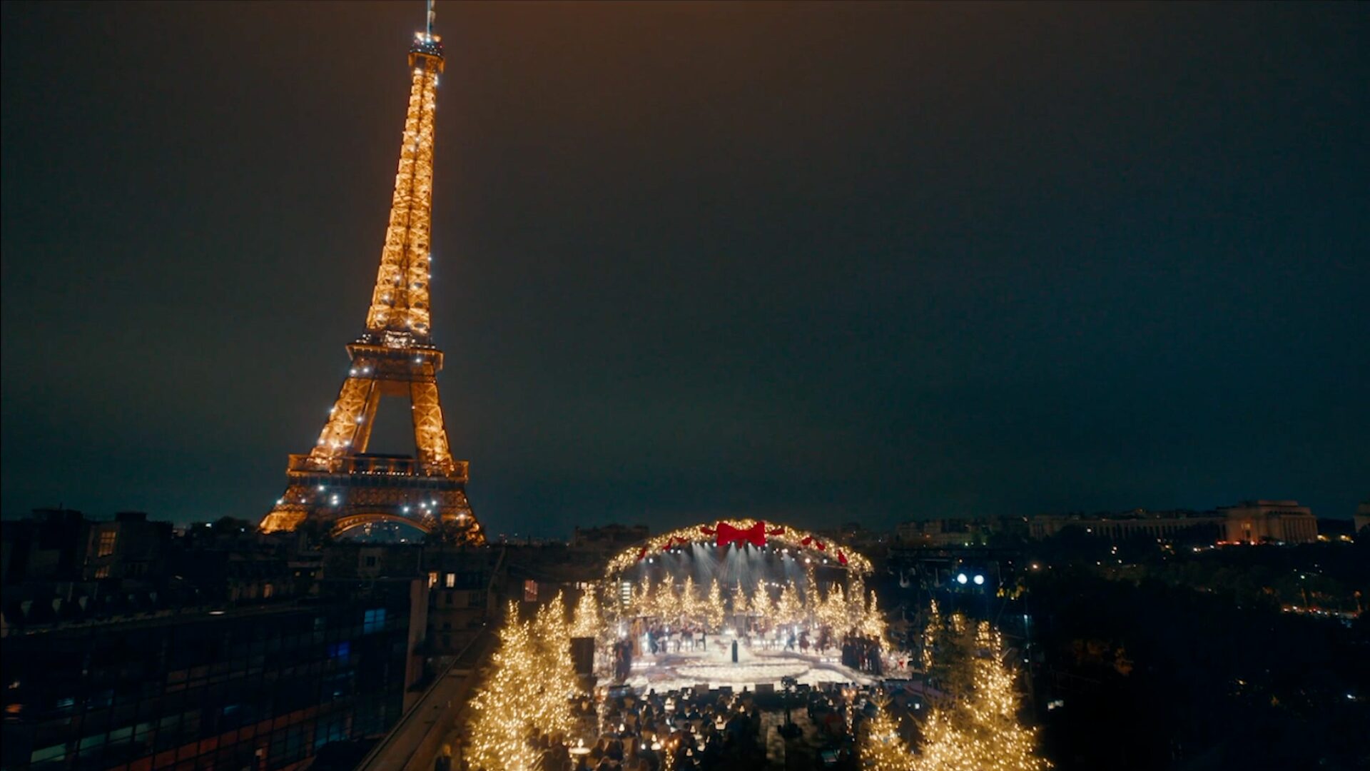 Tour Eiffel pendant le tournage de Christina Aguilera avec la chorale Voice2gether